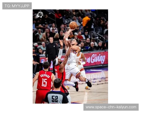 布克突破得分，太阳进攻端全面开花