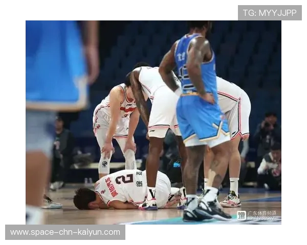 球员在比赛中展现对手无法防范的招牌动作，在比赛中持球队员倒地或坐在地上时比赛应继续进行