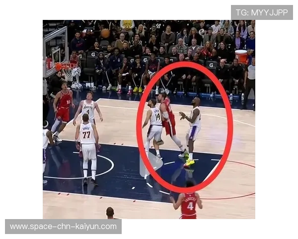 洛杉矶快船对阵洛杉矶湖人：伊维察·祖巴茨冲抢前场篮板，篮板被完爆